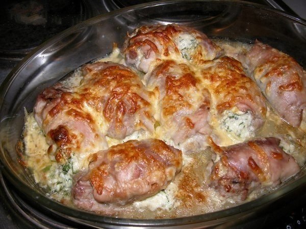 Куриные рулетики, фаршированные яйцом, сыром и зеленью.Отбивается куриное филе (в данном случае ...