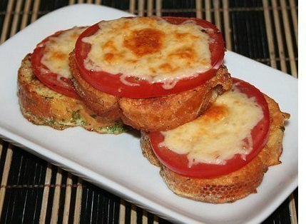 Гренки с помидорами и сыром к завтраку. Ингредиенты на 1 порцию: - 3 кусочка хлеба, лучше всего от ...