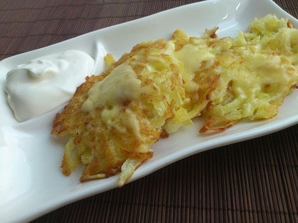 Картофельные драники с сыром.Ингредиенты:Картофель — 4 шт.Белок яйца — 1 шт.Сметана — 2 ст. л. + для ...