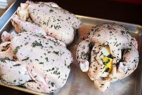 Курица с травами и лимоном.Ингредиенты:- 1 целая курица- 3 лимона- 1 большая луковица- 2 зубчика ... - 4