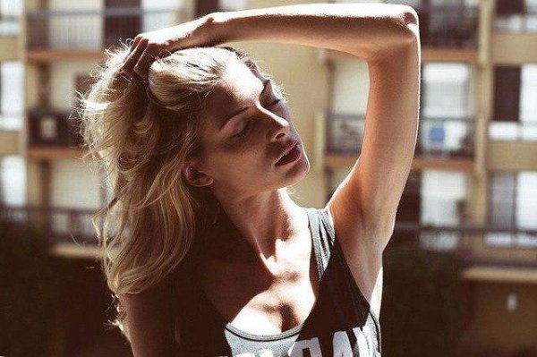 Я не привыкла помощи просить... И в жизни на себя лишь опираюсь... Но с этим иногда, так трудно ...