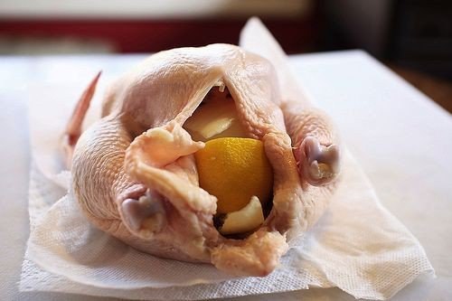 Курица с травами и лимоном.Ингредиенты:- 1 целая курица- 3 лимона- 1 большая луковица- 2 зубчика ... - 3
