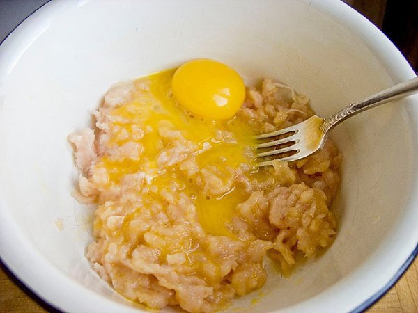 Воздушные котлеты из куриной грудки. Ингредиенты: Филе куриное малое — 2 шт. (около 300 г ) Яйца — 2 ... - 2