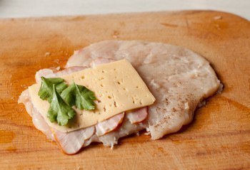 КУРИНОЕ ФИЛЕ LE CORDON BLEU. Ингредиенты на 4 порции: 4 филе куриных грудок 4 тонких ломтика ветчины ... - 3