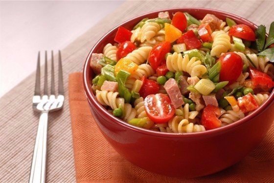 9 вкуснейших салатов на каждый день! 1. Салат с сухариками. 2. Салат с копченым сыром. 3. Хрустящий ... - 7