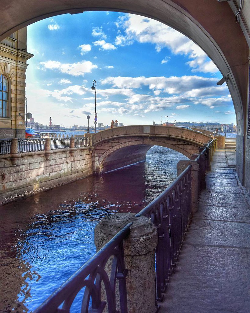 Эрмитажный мост (ранее Зимнедворцовый, Верхненабережный) — мост через Зимнюю канавку, соединяет 1-й ...