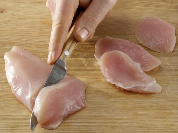 Куриный шницель с жаренными помидорами и красным вином .3 мясистых помидора 1 пучок петрушки 1 ... - 4