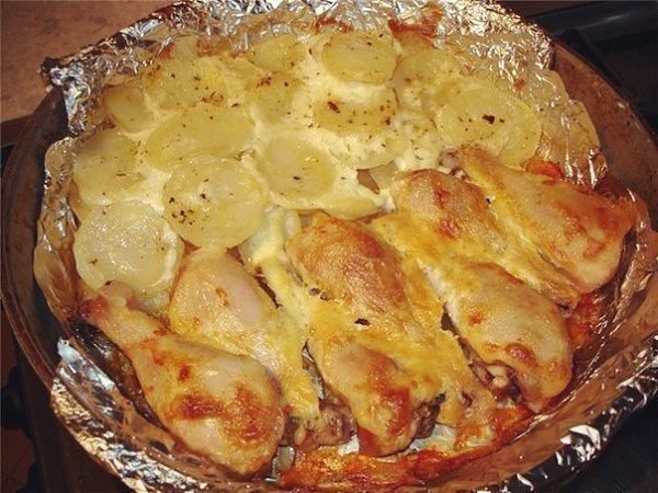 КУРИНЫЕ НОЖКИ С КАРТОФЕЛЕМ.Ингредиенты:- куриные ножки,- картофель,- кусочек сала(или растительное ...