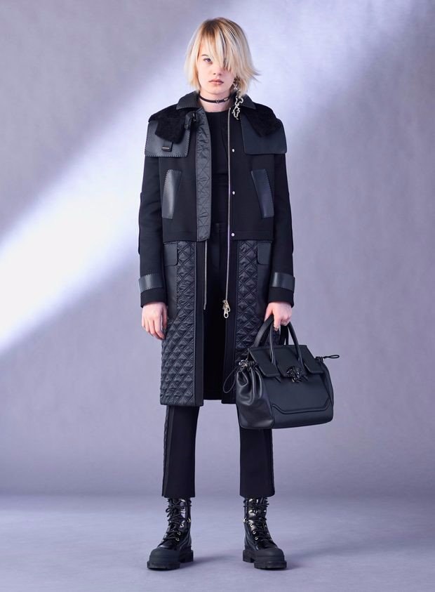 Для коллекции Versace pre-fall 2017 Донателла Версаче (Donatella Versace) комбинирует спортивный и ... - 2