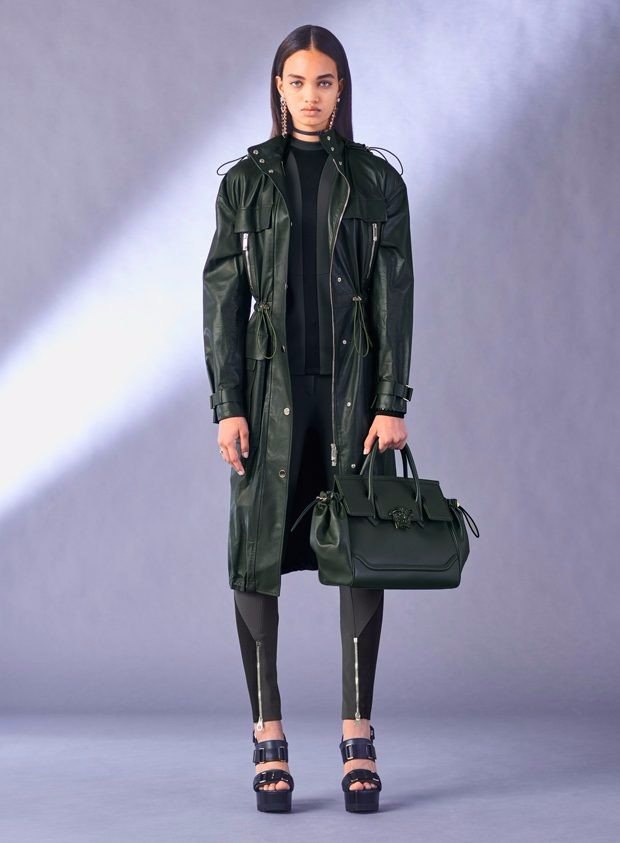 Для коллекции Versace pre-fall 2017 Донателла Версаче (Donatella Versace) комбинирует спортивный и ... - 3