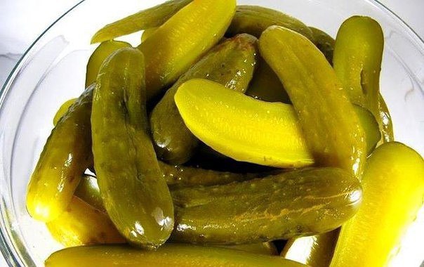 Бочковые хрустящие огурчики.Ингредиенты на 2 кг свежих огурцов:- головка чеснока- 1/2 листа малины- ...