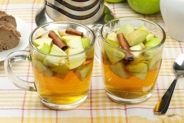 Имбирный чай с яблоками.Корень имбиря - 30 гр.вода - 2,5 литраяблоки -2 штлимон - половинкасахар - ...