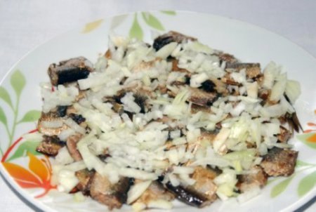 Салат со шпротами. Ингредиенты Шпроты консервированные - 1 банка Кукуруза консервированная - 1/2 ... - 3