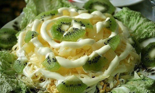 10 салатов с ГРИБАМИ.1. Салат из куриного филе, свежих огурцов и консервированных ... - 10