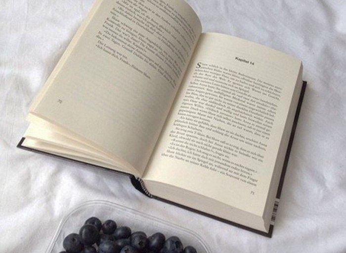 100 самых романтичных книг.1. «Человек, который смеётся» Виктор Гюго 2. «Одиночество в Сети» Я. ...