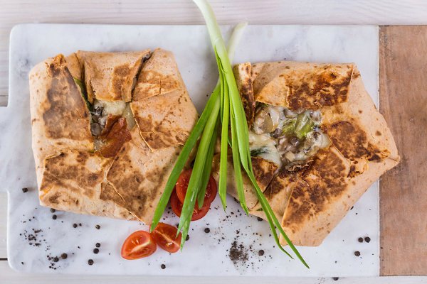 Бомба в лаваше.Ингредиенты:Фарш — 250 гСоль, пряности — по вкусуРастительное масло — для ... - 9