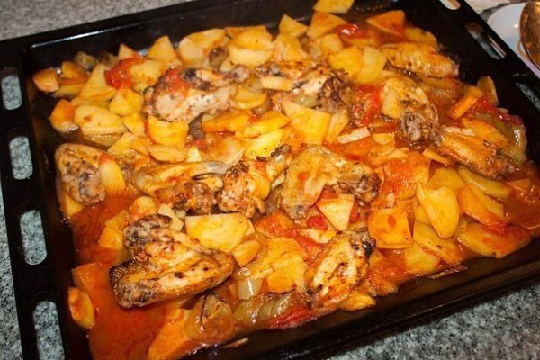 Картошка с крылышками в духовке.Картошку нарезаем в произвольном порядке. В отльной мисочке крылышки ...