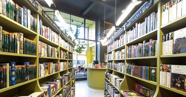 Непривычные места для чтения книг. Санкт-Петербург культурная столица России. По последними данным ...