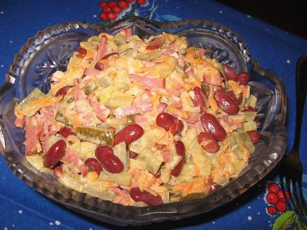 Салатец. 4 средних луковицы (нарезать полукольцами, обжарить) 4 средних моркови (натереть на терке, ...