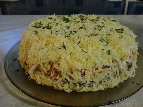 10 салатов с ГРИБАМИ.1. Салат из куриного филе, свежих огурцов и консервированных ... - 7