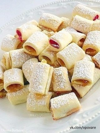 Фруктовые полосочки.Ингредиенты: 125 г сливочного масла, мягкого 125 г сметаны 1 ст.л. сахара 250 г ...