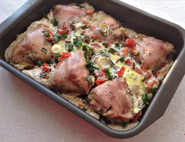 ЗАПЕЧЕННЫЕ КУРИНЫЕ БЕДРЫШКИ.Ингредиенты:куриные берышкипомидорылук репчатый и зеленыйкефиряйца ...