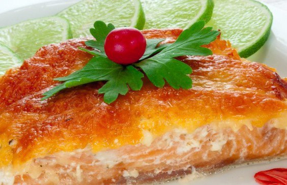 Горбуша, запеченная с сыром.Многие не любят горбушу, так как она сама по себе сухая рыба. Но если ...
