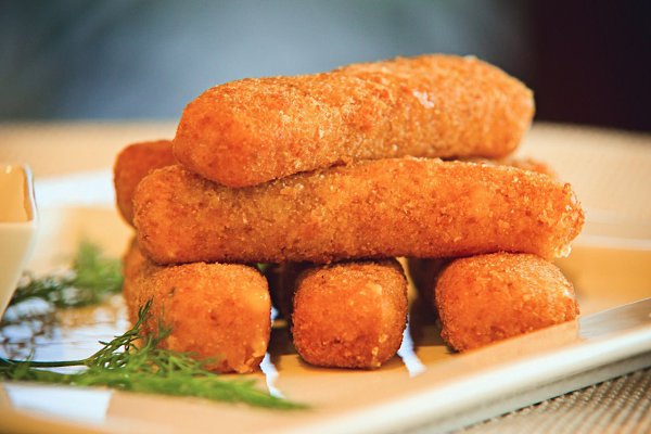 Простые и обалденно вкусные закуски.Попробуйте!1. Сырные палочки Ингредиенты:Сыр — 500 гЯйца — 2 шт. ...
