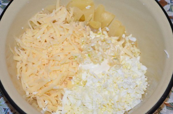 Салат с ананасами, сыром и чесноком от Наташи Чагай. Ингредиенты:-4 кольца консервированного ... - 4