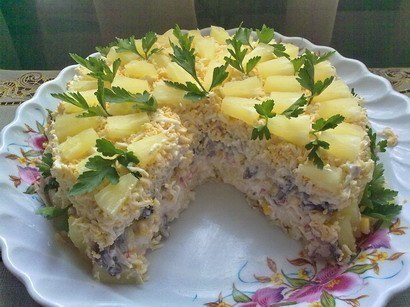 САЛАТ ИЗ КУРИЦЫ ))).Ингредиенты300 грамм грибов2 яйца2 свежих огурца4 ложки майонезаГрецкие ...