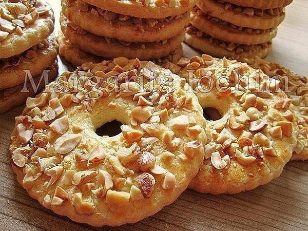 Песочные кольца с орехами.Тесто: 250 г сливоч. масла (холодного) - порезать кусочками 150 г сахара 1 ...