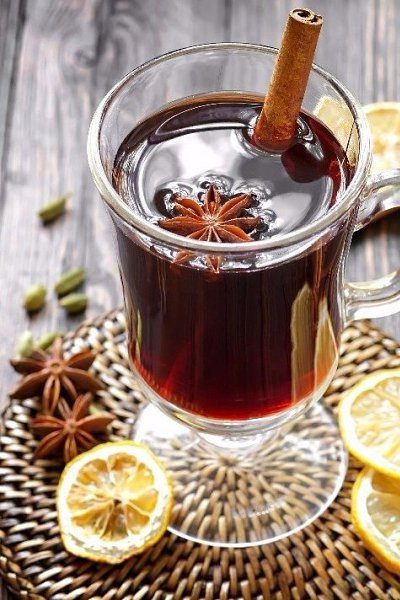 Этот вкусный старинный горячий напиток на основе красного вина прекрасно согревает в холодную ...