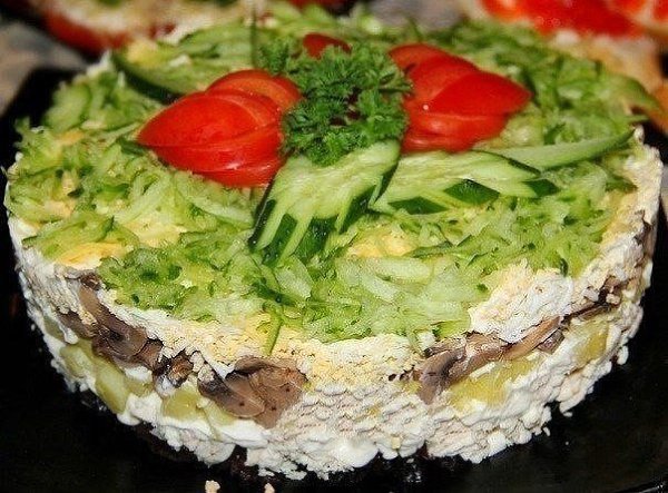 10 салатов с ГРИБАМИ.1. Салат из куриного филе, свежих огурцов и консервированных ... - 3