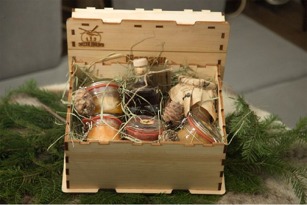 Подарочный набор в ящике. Подарочный набор в деревянном ящике. Подарочные наборы для мужчин в деревянном ящичке. Набор в деревянном ящике. Подарочные наборы в деревянных ящиках.