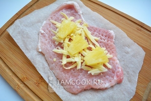 Рулетики из свинины с ананасами и сыром.Ингредиенты:Свиная вырезка с тонкой жировой прослойкой - 1 ... - 4