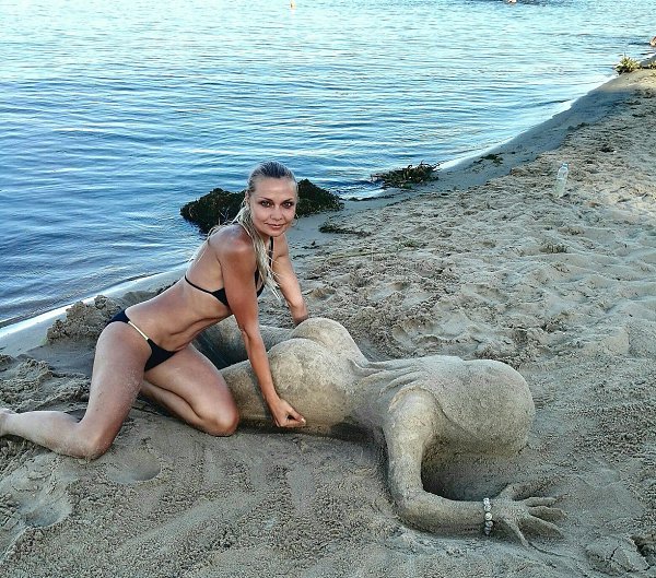 Вода и песок.Забыв про отдых, про обедТворила чудо мастер.Но не за блеск златых монет,А чтоб сказала ... - 8
