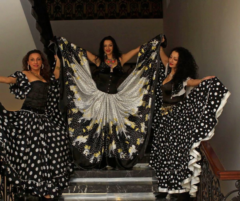 Песня цыганка черная. Цыганское платье. Цыганский наряд. Красивые цыганские платья.