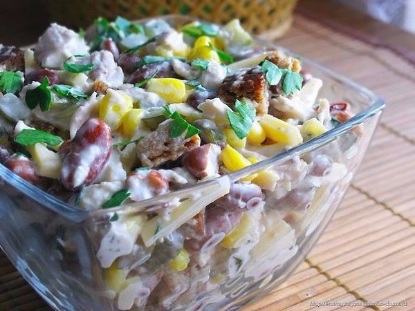 9 вкуснейших салатов на каждый день! 1. Салат с сухариками. 2. Салат с копченым сыром. 3. Хрустящий ... - 5