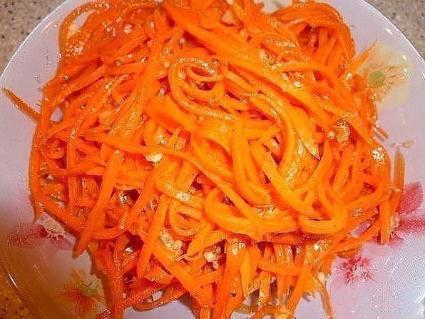 Самая вкусная морковь по-корейски. На 1 кг. моркови: 3 ст.л.сахара, 1 ч.л. соли, 1 ст.л. кориандра ...