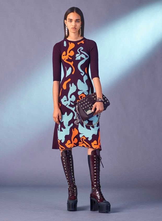 Для коллекции Versace pre-fall 2017 Донателла Версаче (Donatella Versace) комбинирует спортивный и ... - 5