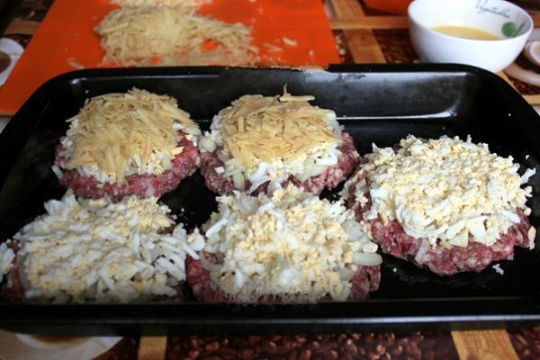 Стожки - блюдо из мясного фарша. Для приготовления стожков понадобится: фарш мясной - 0,5 кг яйца ... - 4