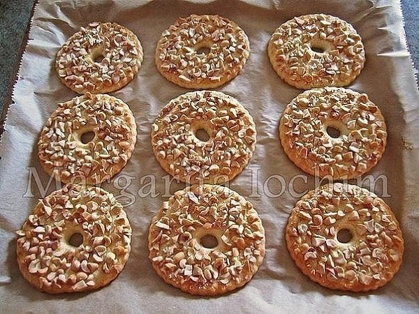 Песочные кольца с орехами.Тесто: 250 г сливоч. масла (холодного) - порезать кусочками 150 г сахара 1 ... - 4