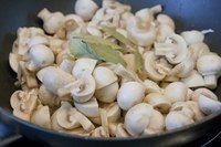 ВКУСНЕЙШИЕ ГРИБОЧКИ В ЛЁГКОМ МАРИНАДЕ.Обязательно попробуйте!Ингредиенты:500 гр - шампиньонов2-3 ... - 2