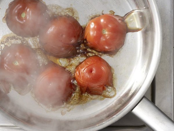 Куриный шницель с жаренными помидорами и красным вином .3 мясистых помидора 1 пучок петрушки 1 ... - 8