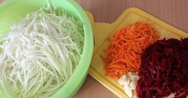 МАРИНОВАННАЯ КАПУСТА СО СВЕКЛОЙ.ИНГРЕДИЕНТЫ: капуста белокочанная - 2 кг; свекла крупная - 1 шт.; ... - 2