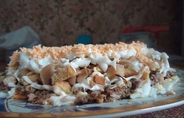 Вкуснейший салат со шпротами! .Ингредиенты: 4 отварных яйца, банка шпрот, сухарики, банка ...