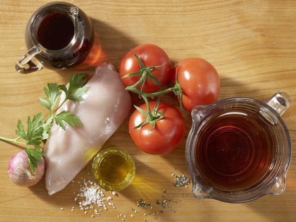 Куриный шницель с жаренными помидорами и красным вином .3 мясистых помидора 1 пучок петрушки 1 ... - 2