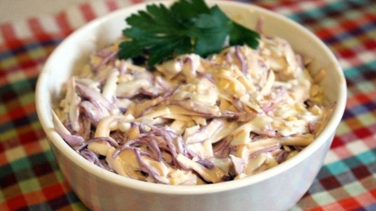 САЛАТ ИЗ КРАСНОКОЧАННОЙ КАПУСТЫ С ЧЕСНОКОМ И КОЛБАСНЫМ СЫРОМ.Капуста краснокочанная — 250 гСыр ...