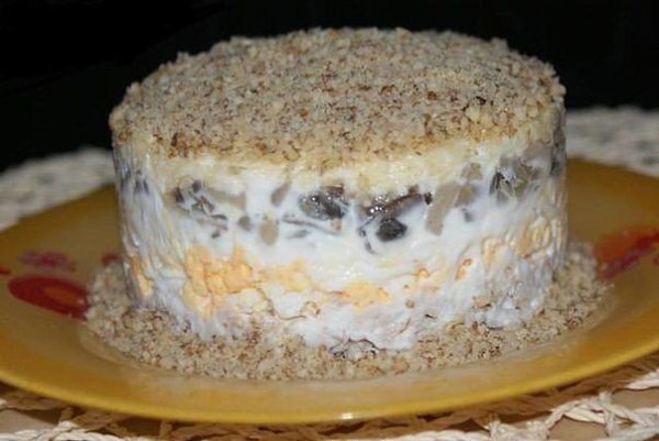 Салат с курицей , грибами и грецким орехом!!!! Ингредиенты: Филе куриное - 150 г Яйца - 2 шт Грибы - ...