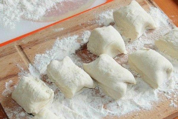 Плацинды с квашеной капустой.Ингредиенты:Мука — 2,5-3 стаканаВода — 1 стаканСоль — 1/2 ч. л.Сода — 1 ... - 4